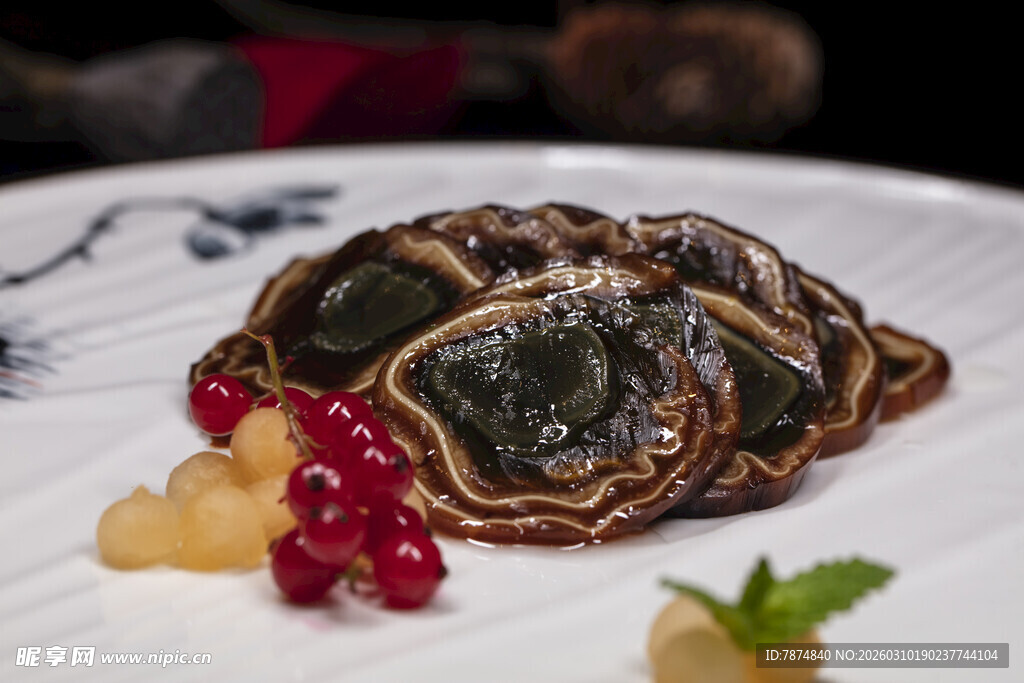 精致巧克力甜点配浆果