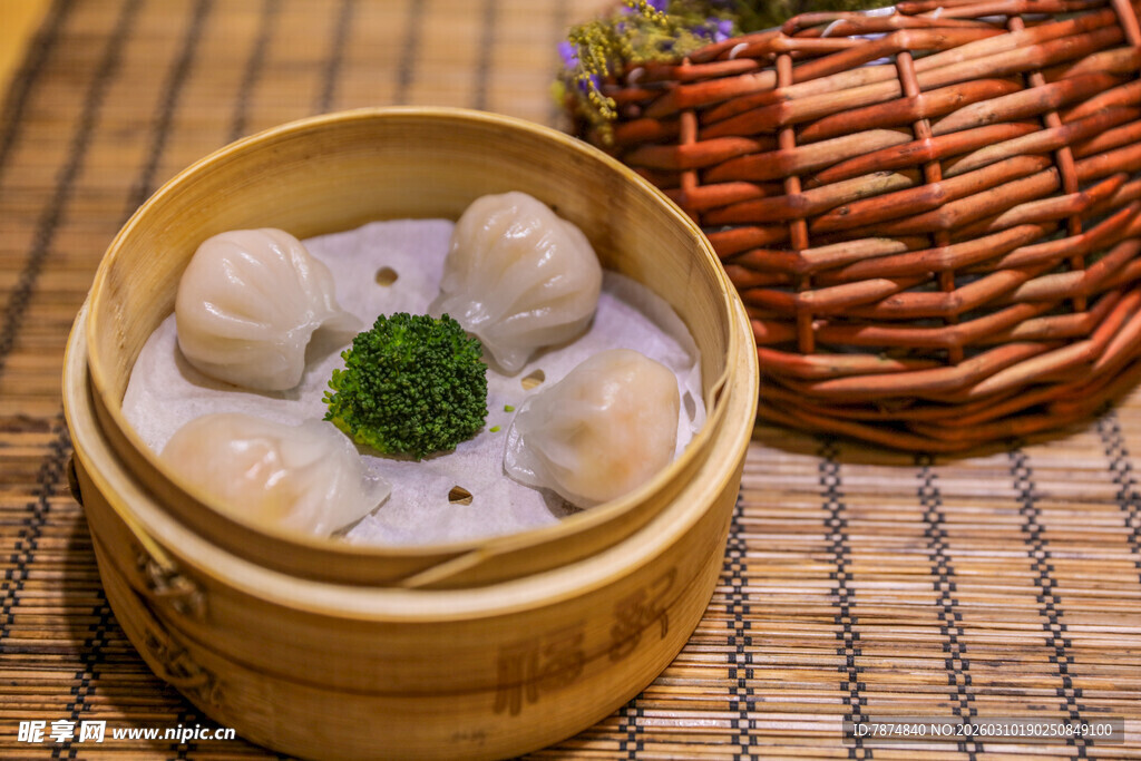 竹制蒸笼里的美味虾肉烧麦