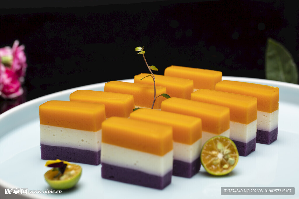 三色分层糕点 精致摆盘