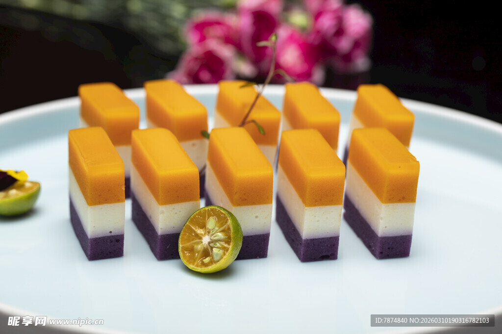 三色分层糕点 精致美味