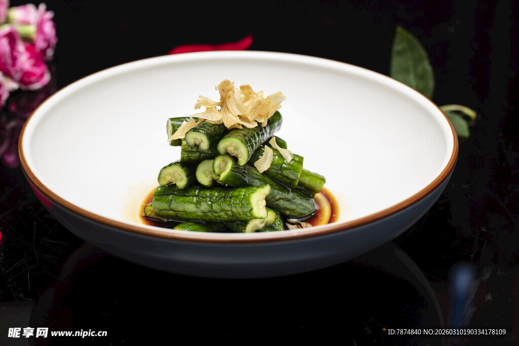 精致摆盘的特色凉拌黄瓜