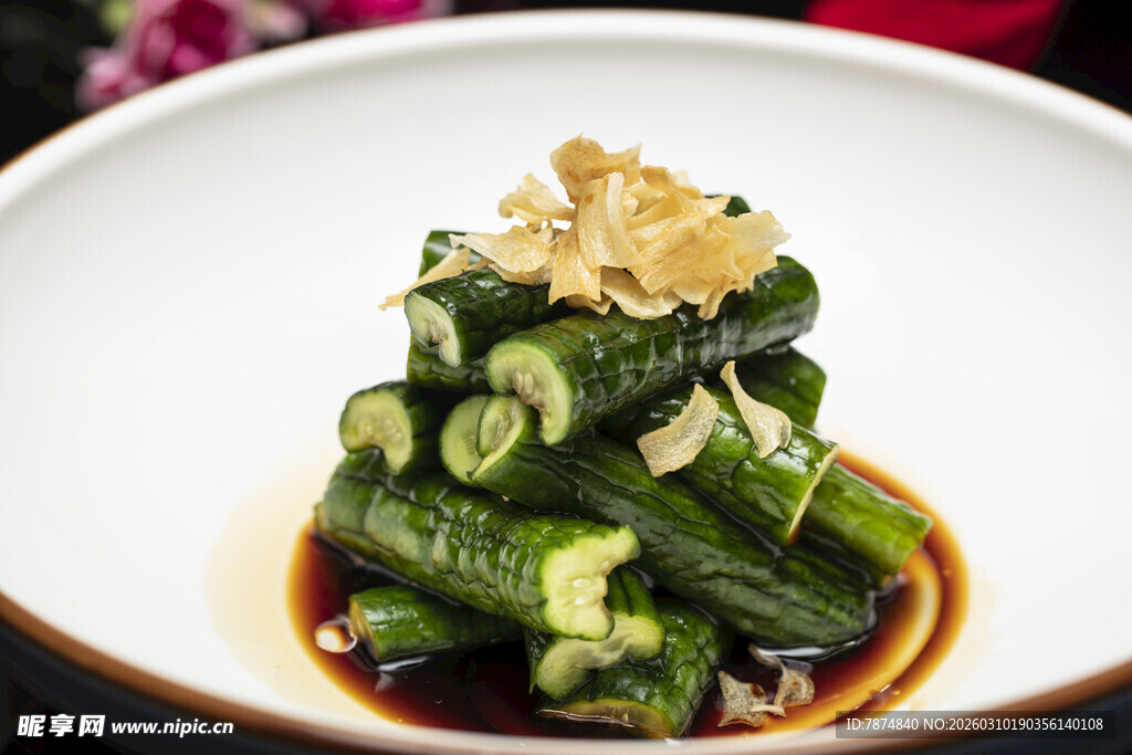 精致凉拌黄瓜配金箔点缀