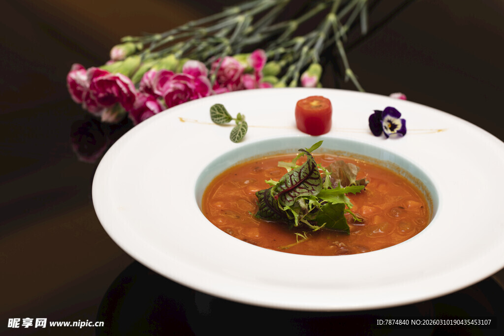 精致番茄浓汤配装饰菜