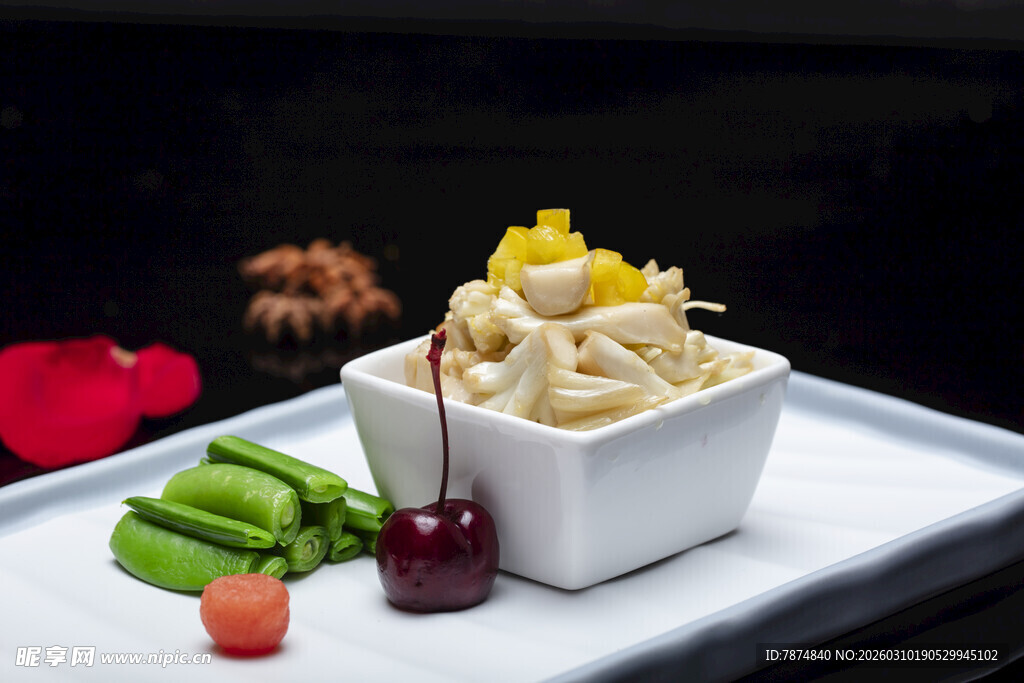 精致水果奶油甜品摆盘