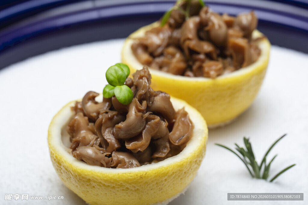 柠檬盅装美味菌菇料理