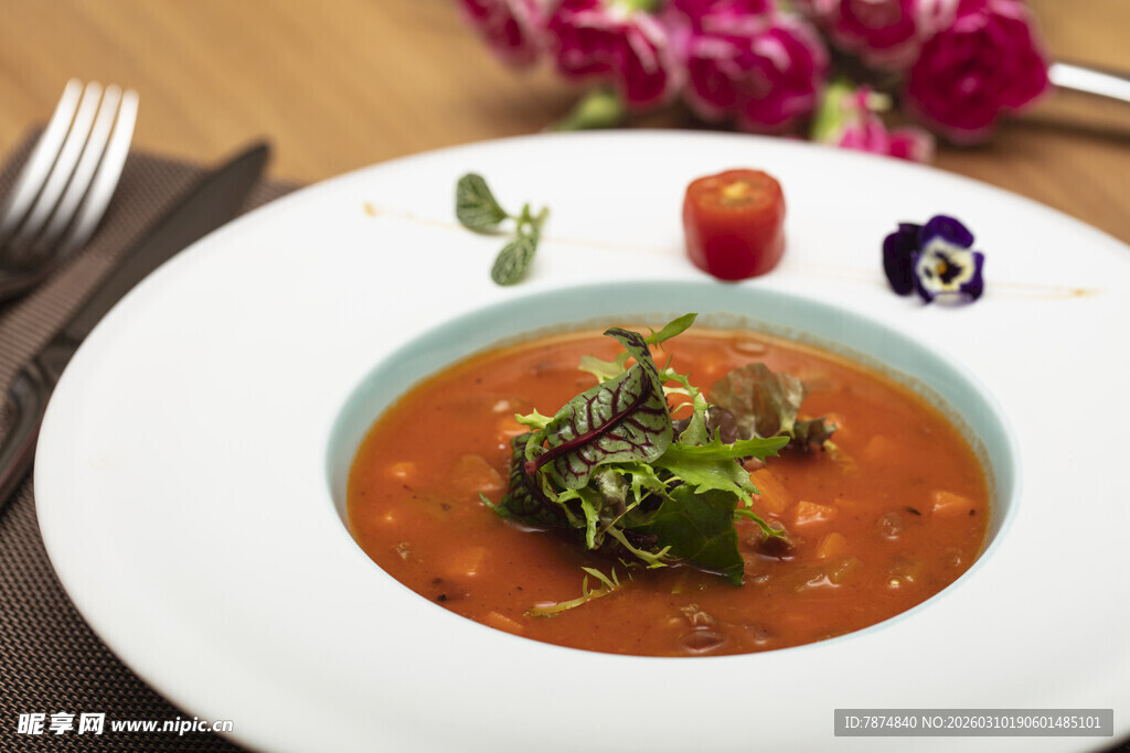 美味番茄浓汤配新鲜蔬菜