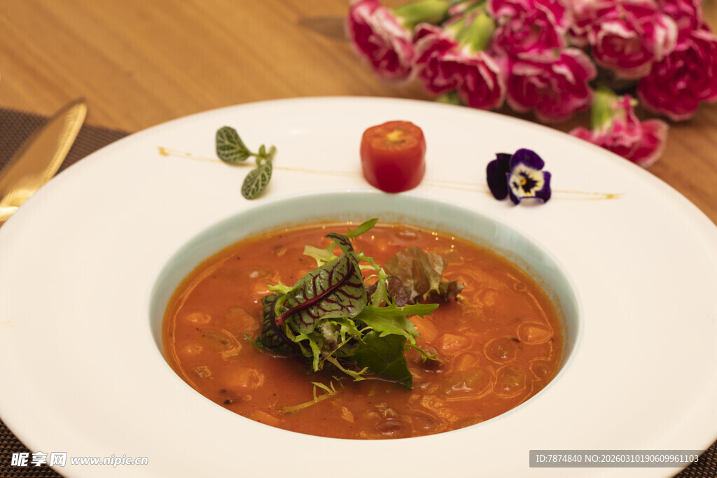 精致摆盘的美味蔬菜浓汤