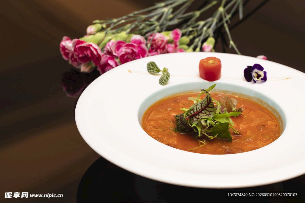 精致番茄浓汤配装饰菜