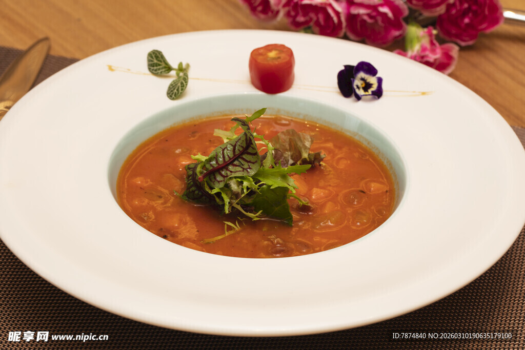 美味红汤配绿色蔬菜