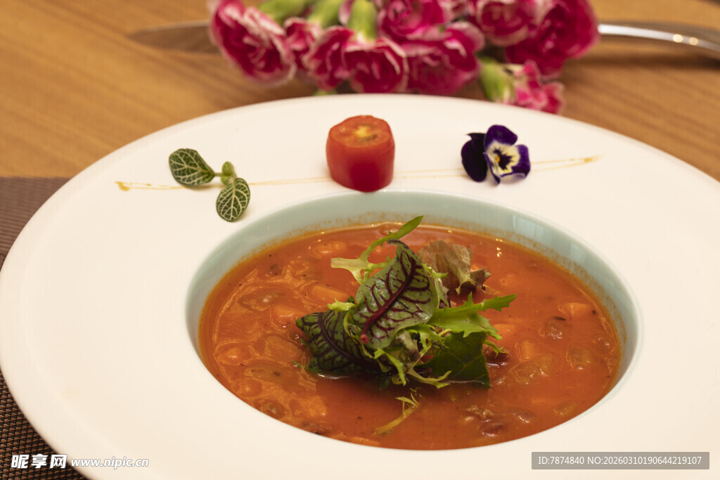 美味番茄汤配精致装饰