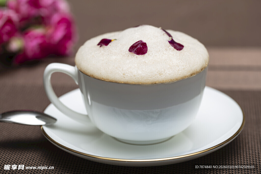 玫瑰点缀的香浓咖啡