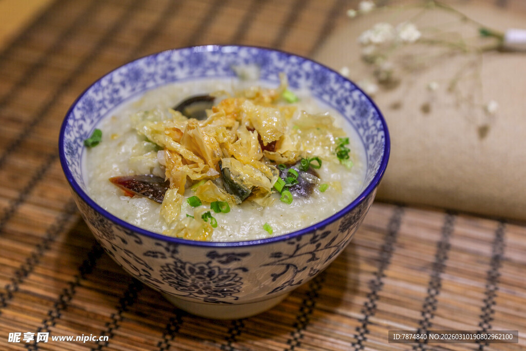 青花瓷碗中的美味蛋花汤