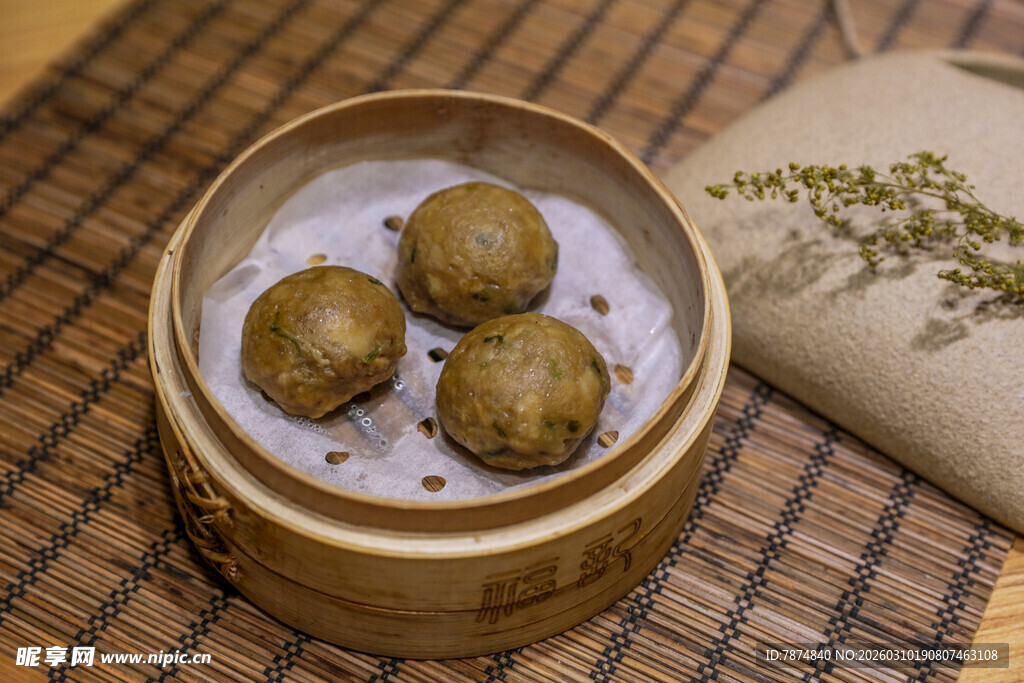 竹制蒸笼里的美味青团