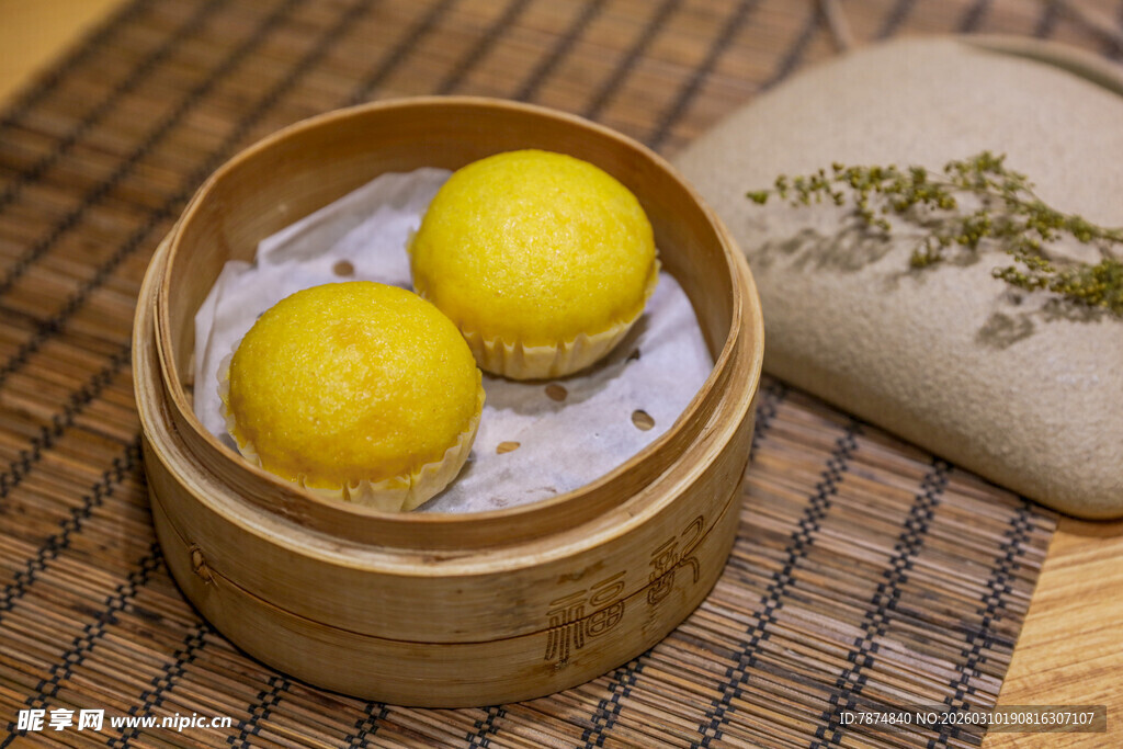 竹制蒸笼里的两颗黄团子