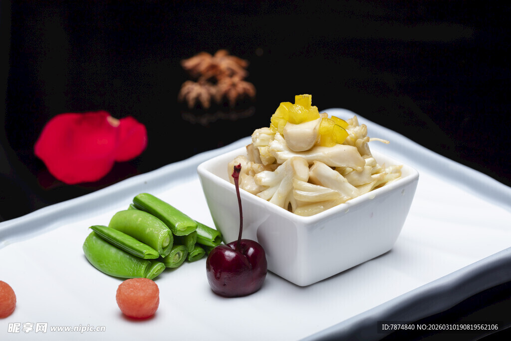 精致甜品搭配新鲜蔬果