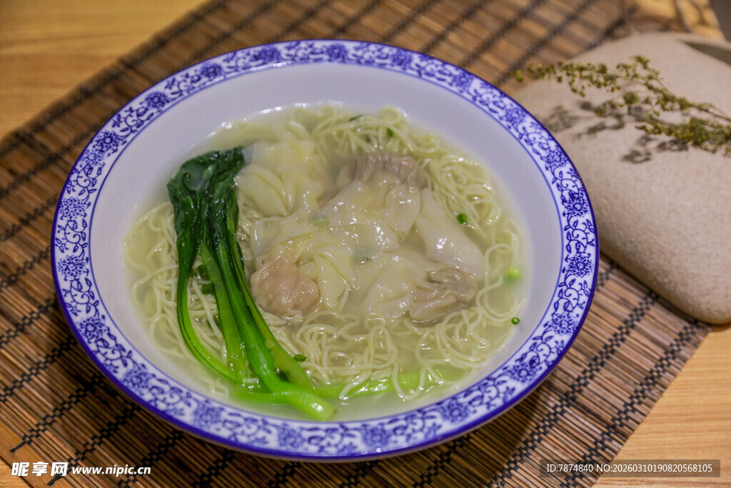 青花瓷碗中的美味馄饨