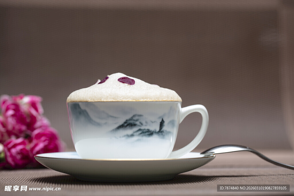 青花瓷杯装的美味奶泡咖啡