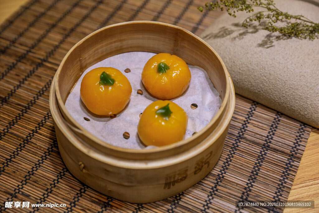 竹制蒸笼里的美味南瓜包
