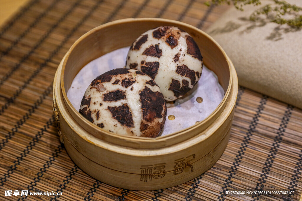 竹制蒸笼中的豹纹点心