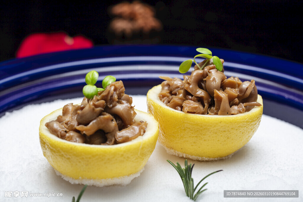 迷你黄杯装美味菌菇料理