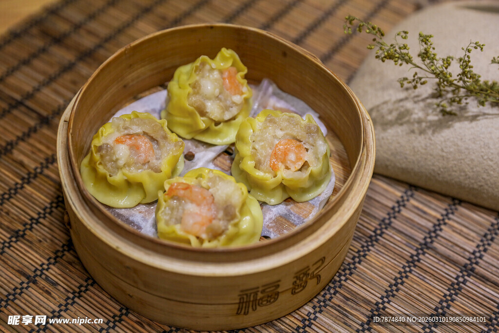 鲜虾烧麦置于竹制蒸笼中