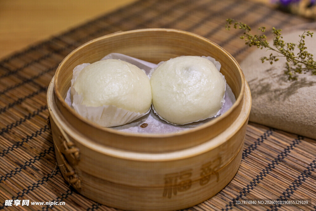竹制蒸笼里的美味白馒头