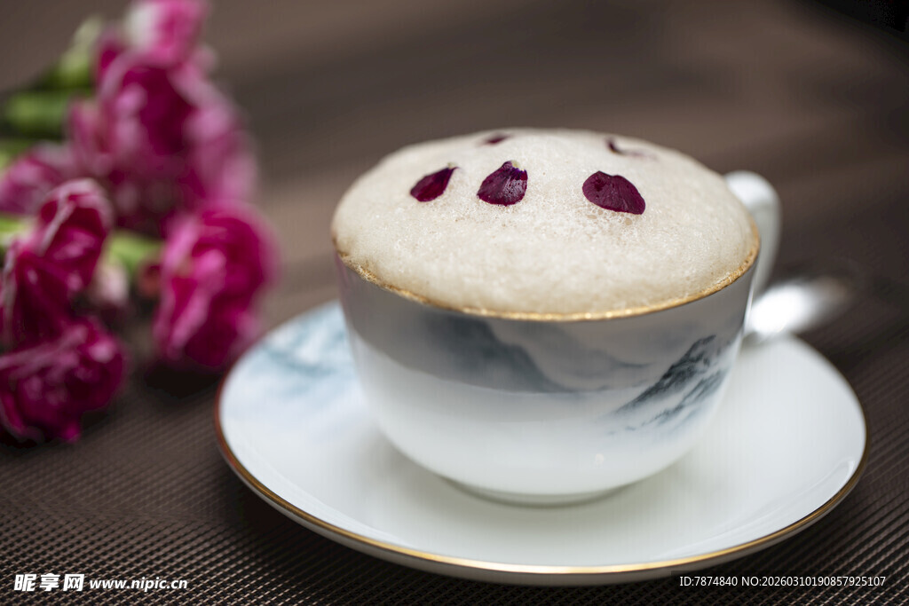 玫瑰点缀的精致奶泡咖啡