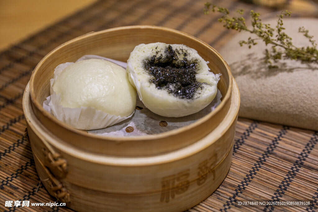 竹制蒸笼中的美味豆沙包