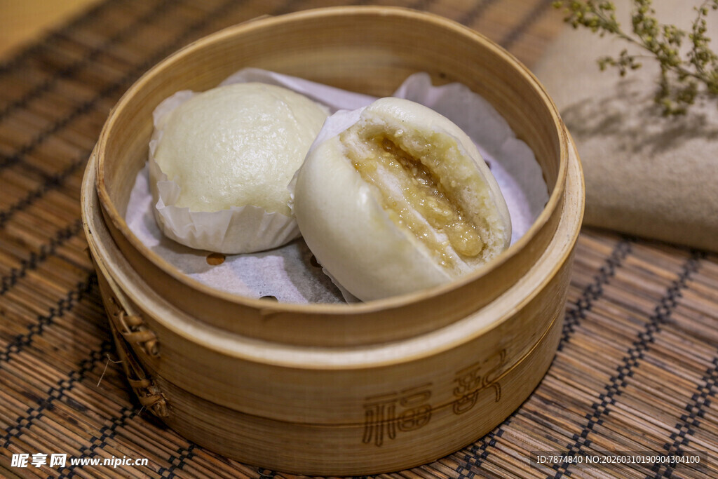 竹制蒸笼里的美味包子