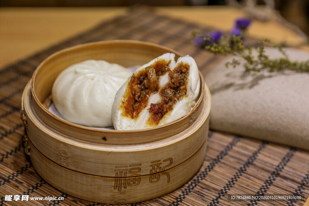 竹制蒸笼里的美味包子