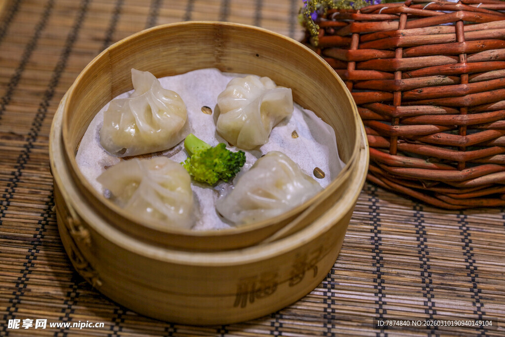 竹制蒸笼里的美味虾饺