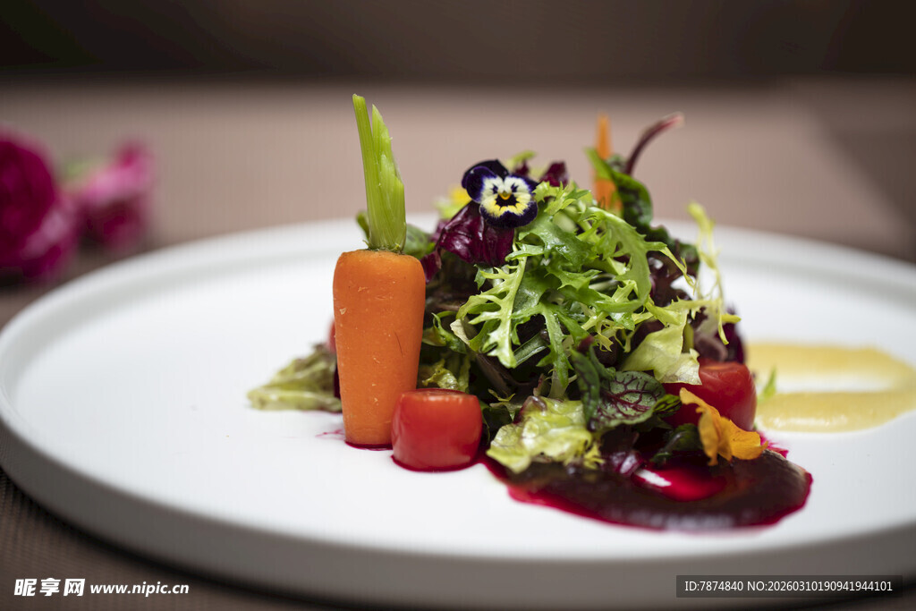 精致摆盘的美味蔬菜沙拉