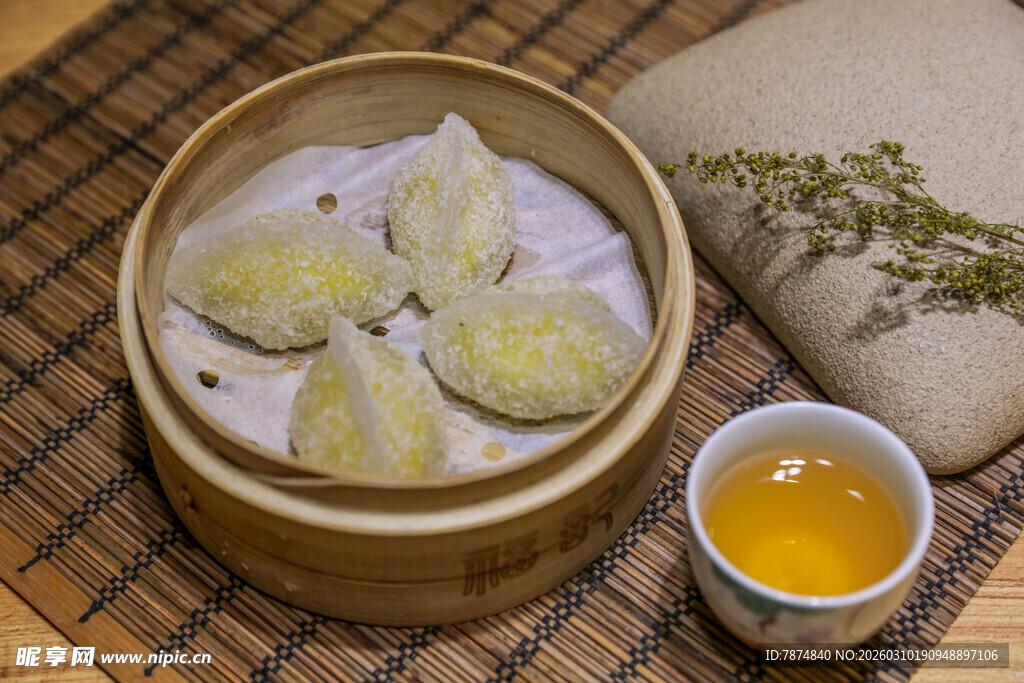 竹制蒸笼里的美味饺子