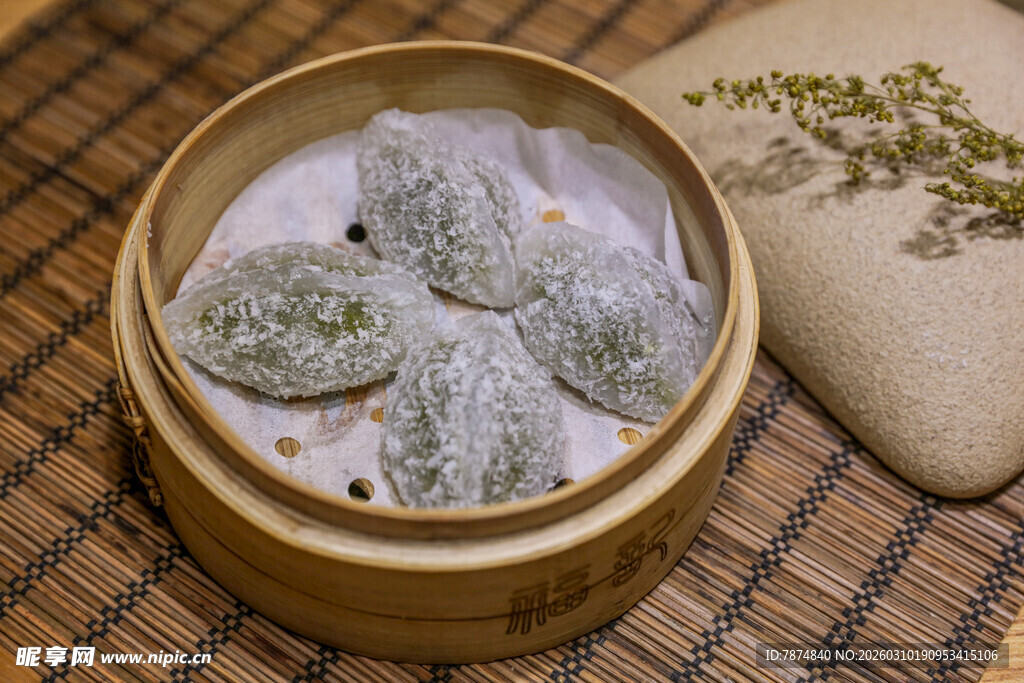 竹制蒸笼中的翡翠糯米点心