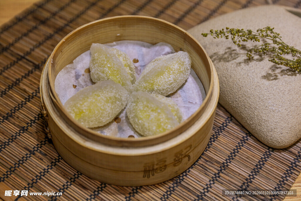 竹制蒸笼里的美味水晶蒸饺