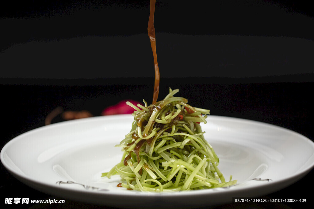 翠绿瓜丝淋酱精致美食