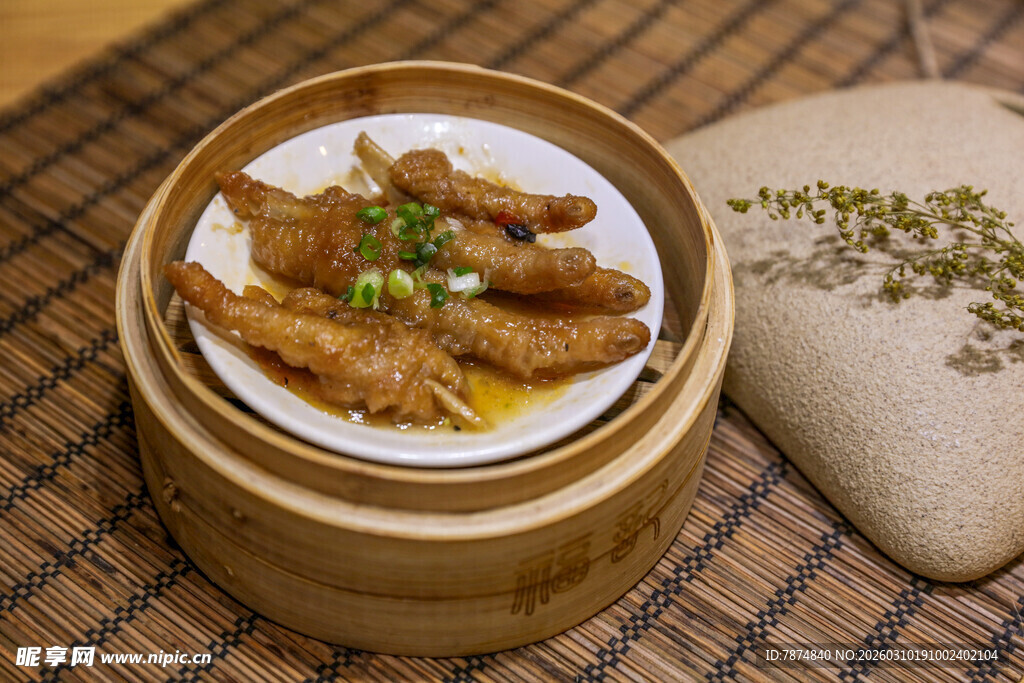 竹制蒸笼里的美味炸物