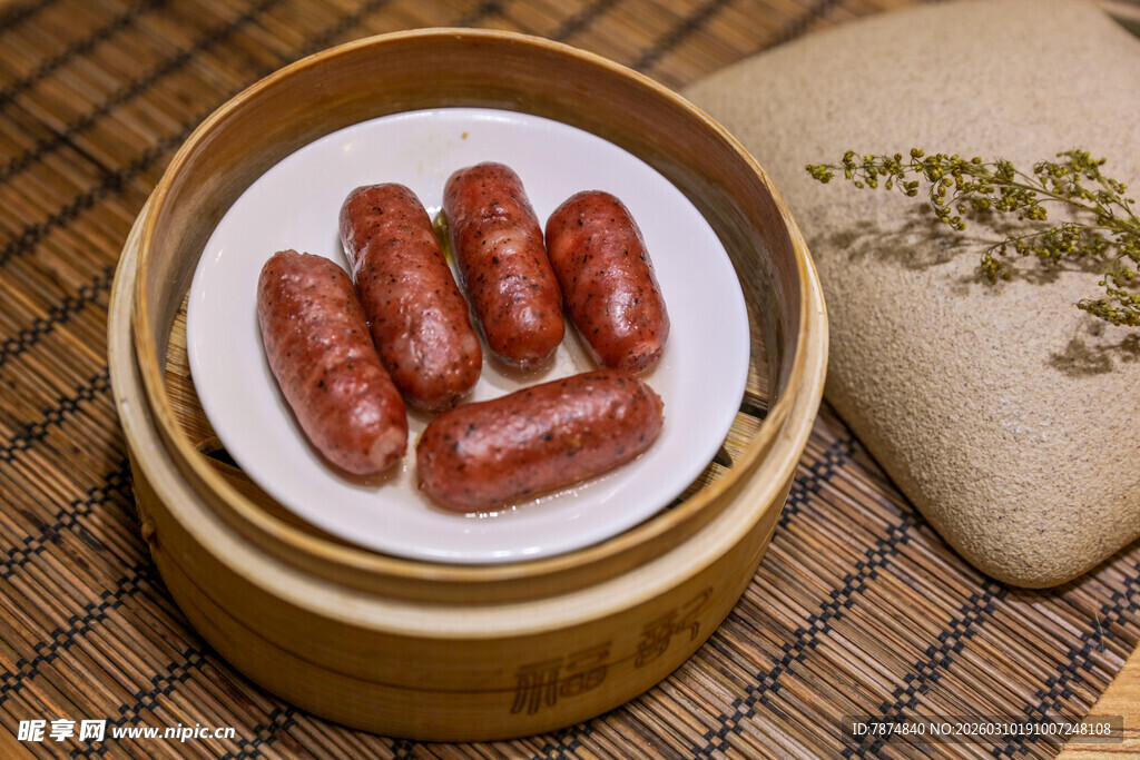 竹制蒸笼里的美味小香肠