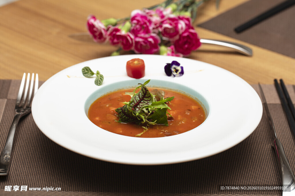 精致摆盘的美味汤品