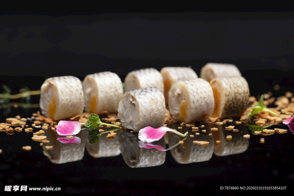 精致糕点卷 点缀浪漫花瓣