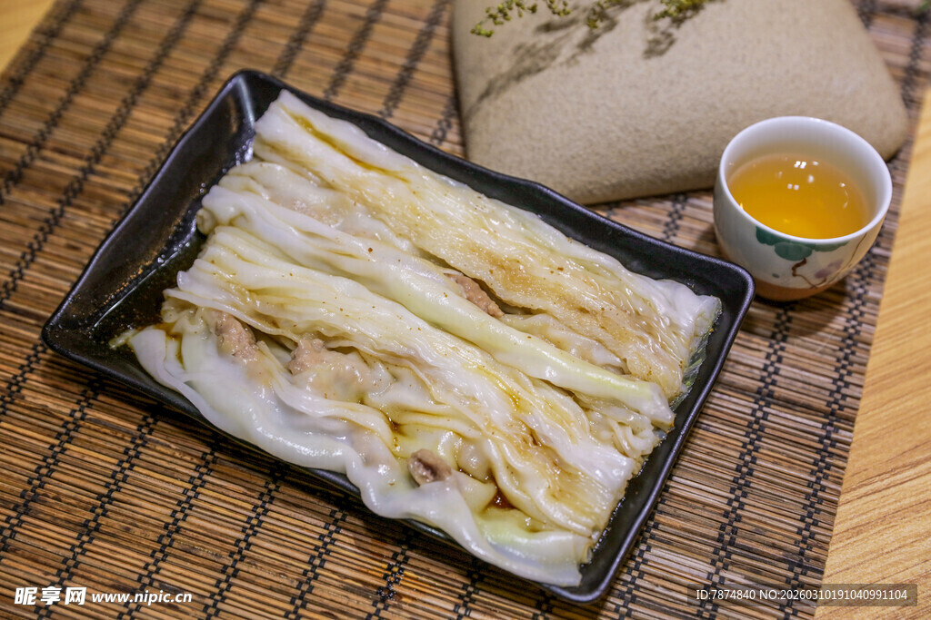 鲜嫩白菜摆盘待涮