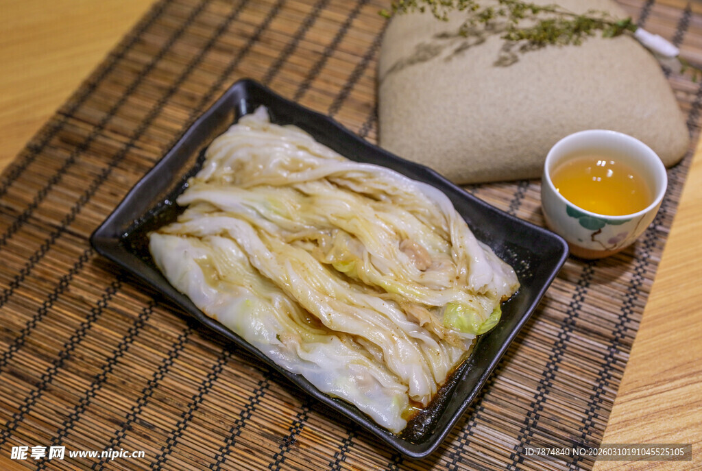 日式腌白菜配小碟清酒