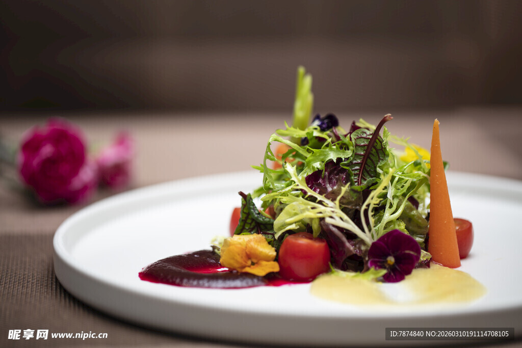精致摆盘的多彩蔬菜沙拉