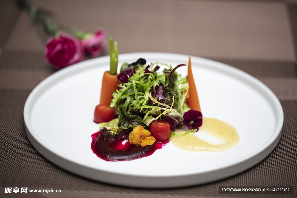 精致摆盘的创意蔬菜沙拉