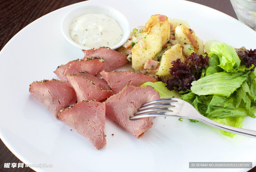 美味烤肉配蔬菜与蘸酱