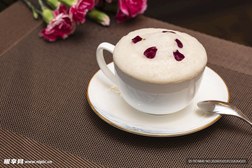 精致拉花咖啡置于桌前