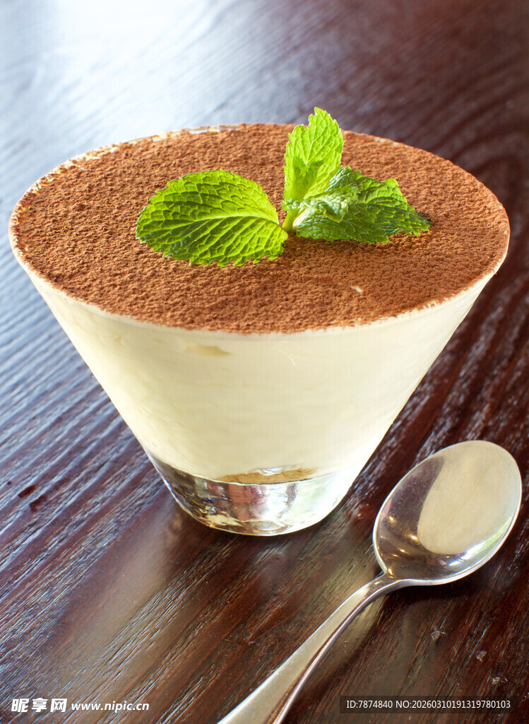美味提拉米苏配清新薄荷叶