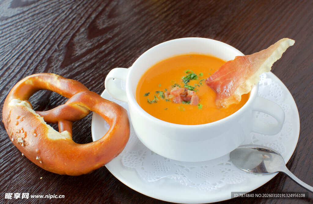 德式香肠汤配椒盐卷饼