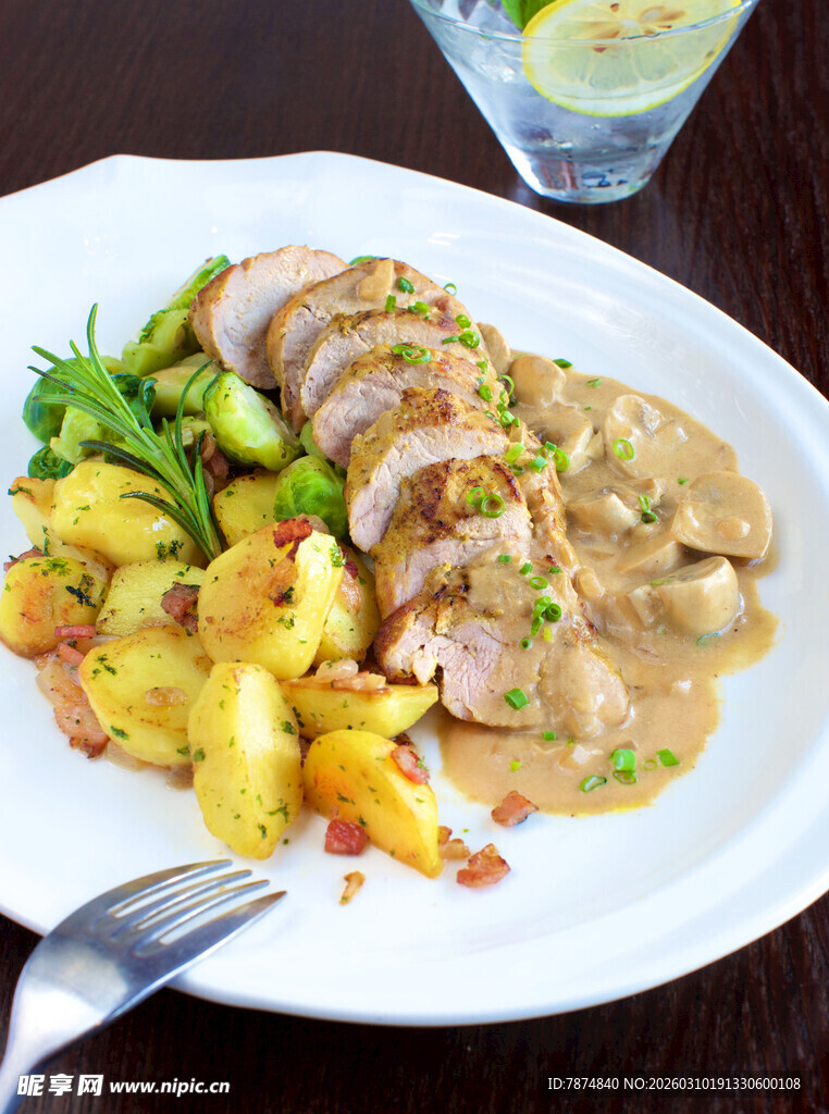 美味烤鸡配蔬菜餐盘