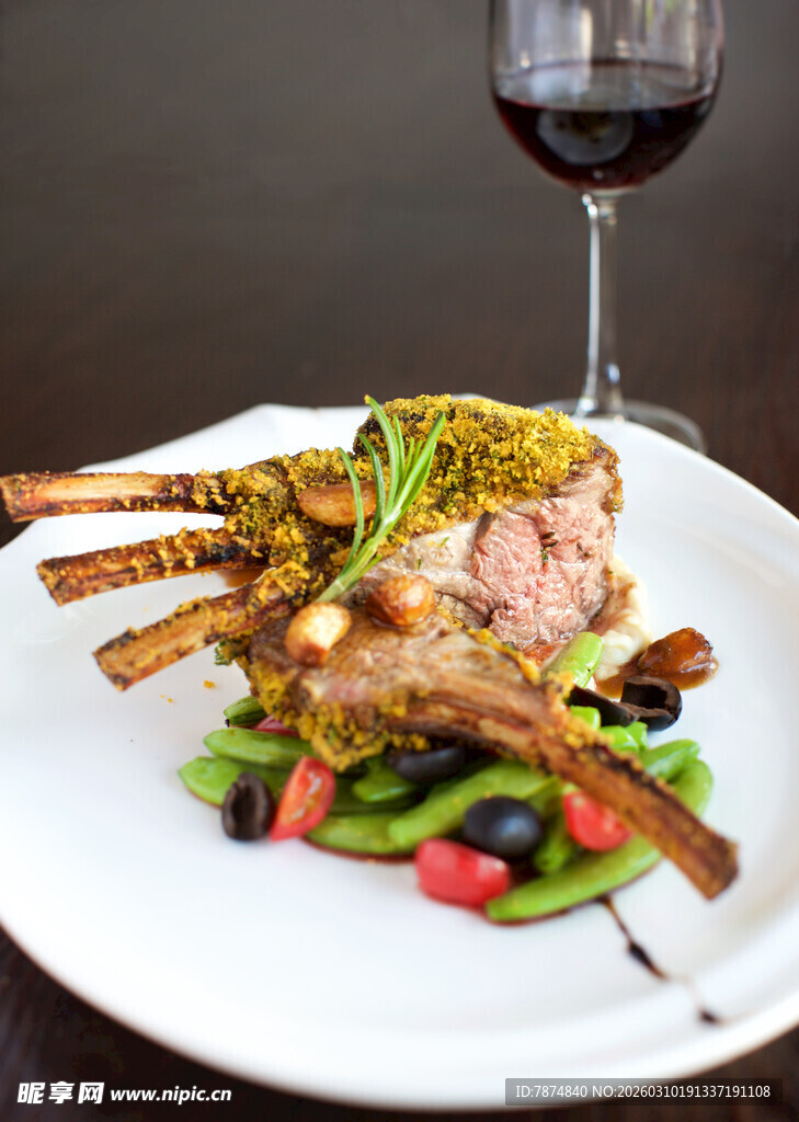 美味烤肉配蔬菜与红酒